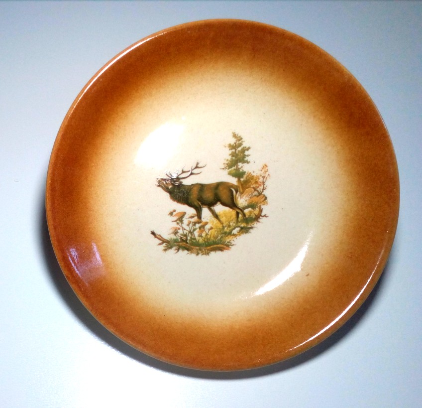 Keramický tanier s vyobrazením jeleňa