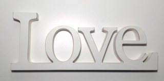 LOVE-drevený nápis v bielej farbe